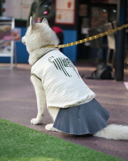 「ゴムのように伸びる！？」"マジョリカプリーツ"による伸縮性によって着せやすい、愛犬にお洋服を着せるのに慣れていないパパ・ママにもやさしいアイテムです。背中にWan!Pleatsの象徴であるバーニーズのシルエットロゴがプリントされています♫